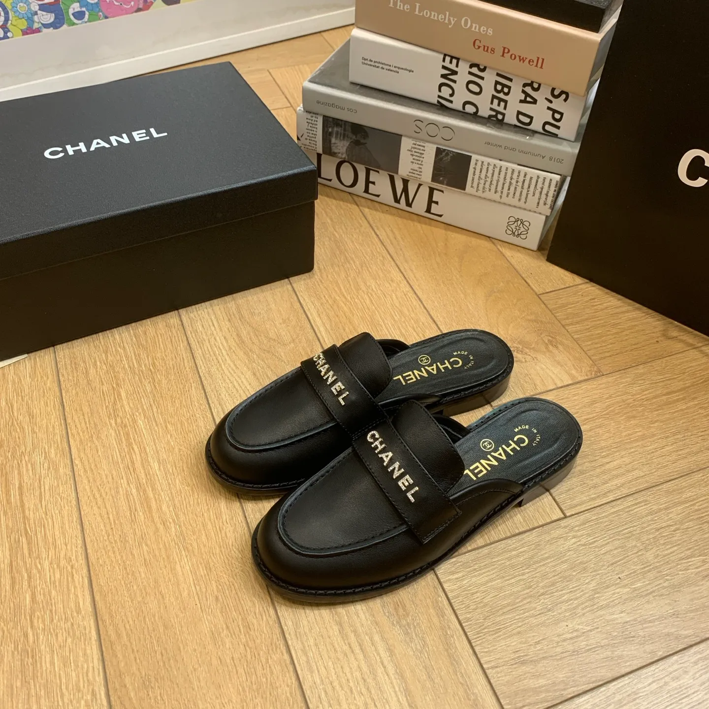 👟👟Ex-factory price 600👟👟 🍀2025 spring and summer new Chanel Chanel small diamond buckle monogram Loaf lazy half-slippers, which can be worn all year round. No matter when you wear them, they are very high-end and durable. You can attract attention when shopping on the street! Easily travel between commuting and leisure occasions, becoming a carefree fashionable and elegant woman ~ Upper: cowhide/butter Lining: lambskin Sole: Italian genuine leather outsole Size: 35-39 (40/41 customized, non-refundable and non-exchangeable